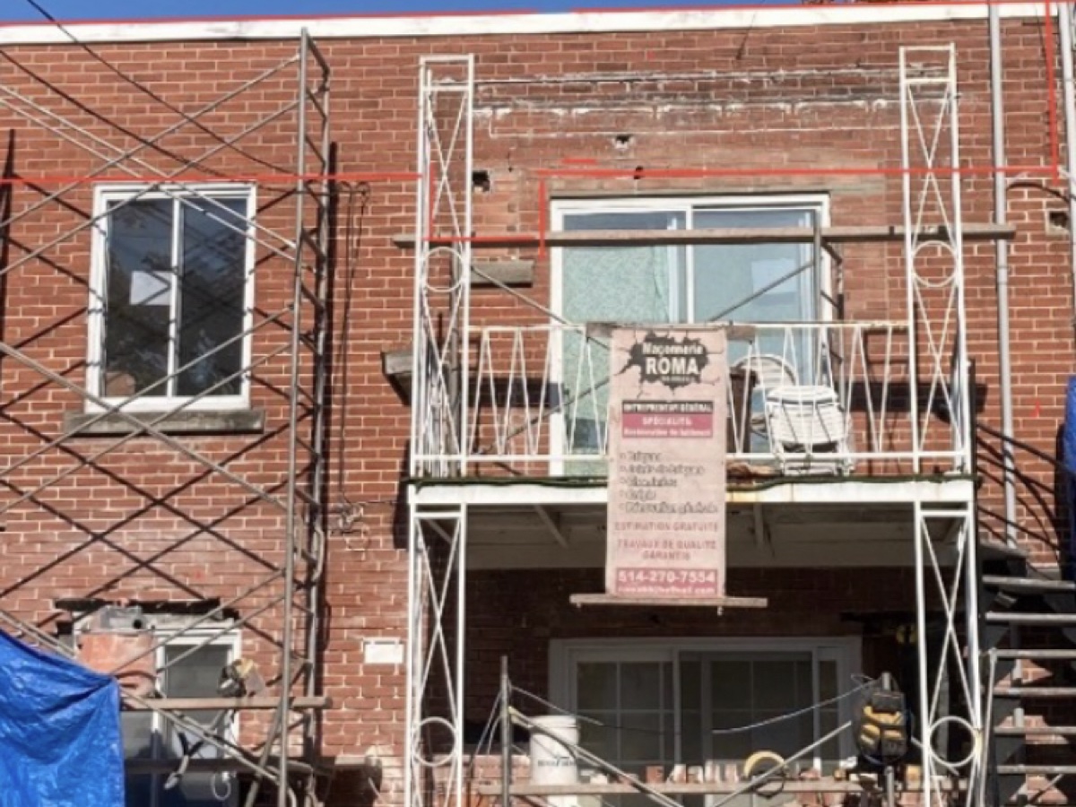 Façade arrière en chantier avant la réfection de la maçonnerie