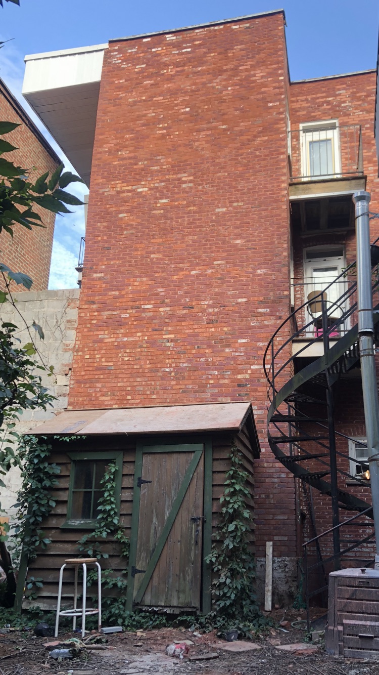 Mur arrière en brique reconstruit après les travaux